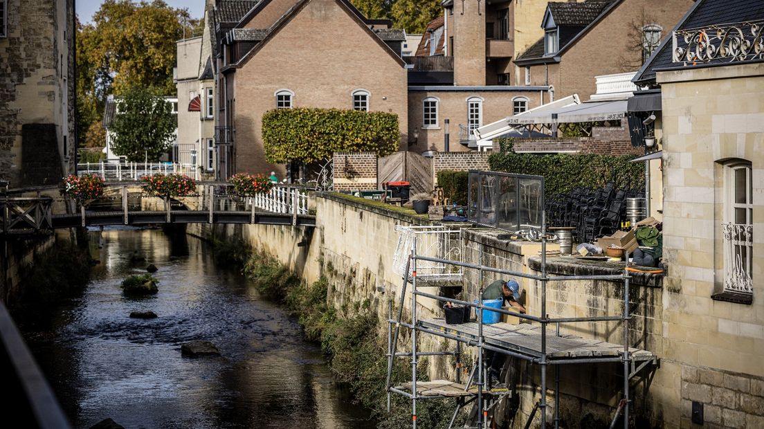 Een kademuur in Valkenburg wordt hersteld na de overstromingen