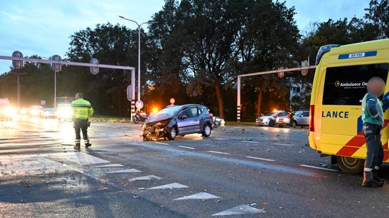 112 nieuws: Auto raakte zwaar beschadigd bij ongeluk in Almelo. 112 nieuws: Auto raakte zwaar beschadigd bij ongeluk in Almelo.