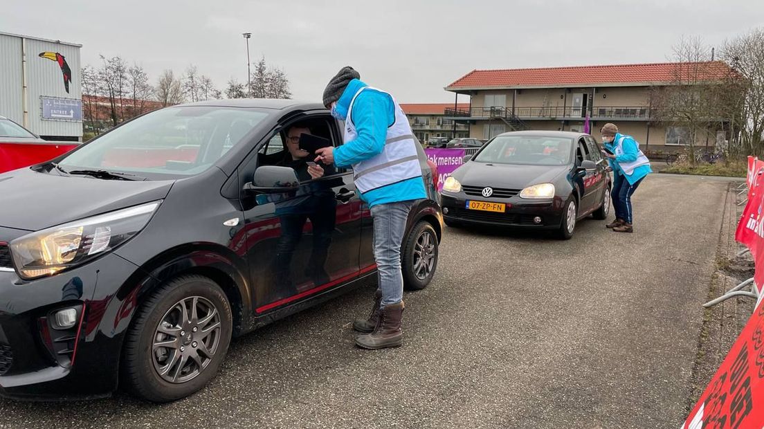 Vanwege corona wordt niet in een hal gestaakt, maar is er een drive-through