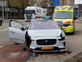 Auto verliest wiel bij botsing op lantaarnpalen, bestuurder gewond naar ziekenhuis