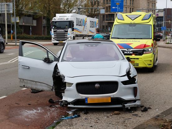 Auto verliest wiel bij botsing op lantaarnpalen, bestuurder gewond naar ziekenhuis
