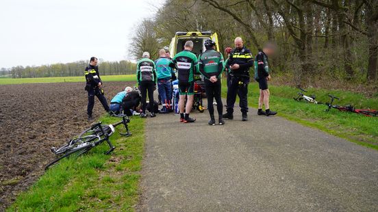 Groep wielrenners komt hard ten val, vrouw overgebracht naar ziekenhuis Nieuws