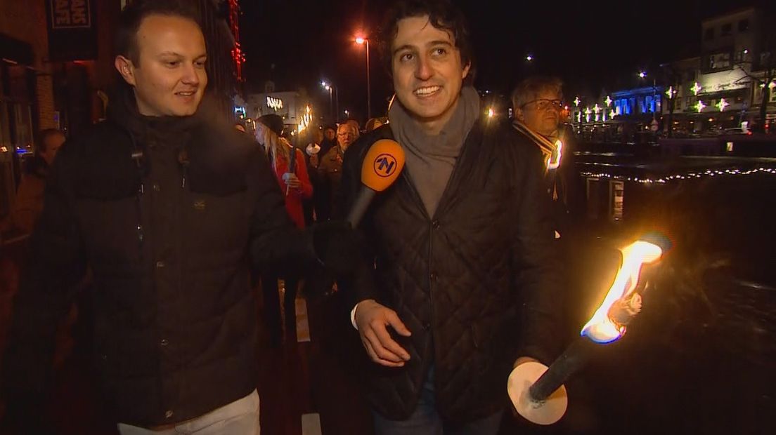 Jesse Klaver loopt de fakkeltocht.