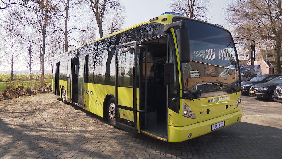Meterslange ambulancebus van Annen naar Oekraïne: 'Om veel slachtoffers in één keer op te vangen'