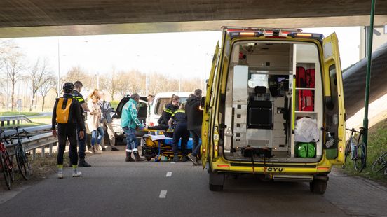 Wielrenner gewond na botsing met busje in Baarn. Wielrenner gewond na botsing met busje in Baarn.