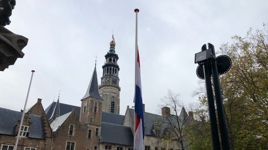 Vlag provinciehuis halfstok voor overleden Wim Kok