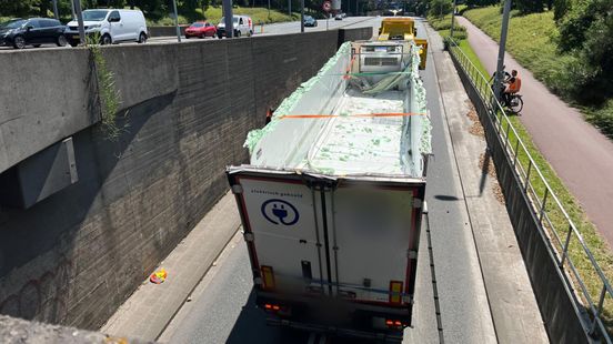 Vrachtwagen rijdt compleet dak eraf na aanrijding met tunnel. Vrachtwagen rijdt compleet dak eraf na aanrijding met tunnel.