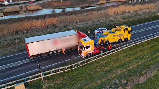 N50 bij Kampen weer vrij na ongeluk met vrachtwagens. N50 bij Kampen weer vrij na ongeluk met vrachtwagens.