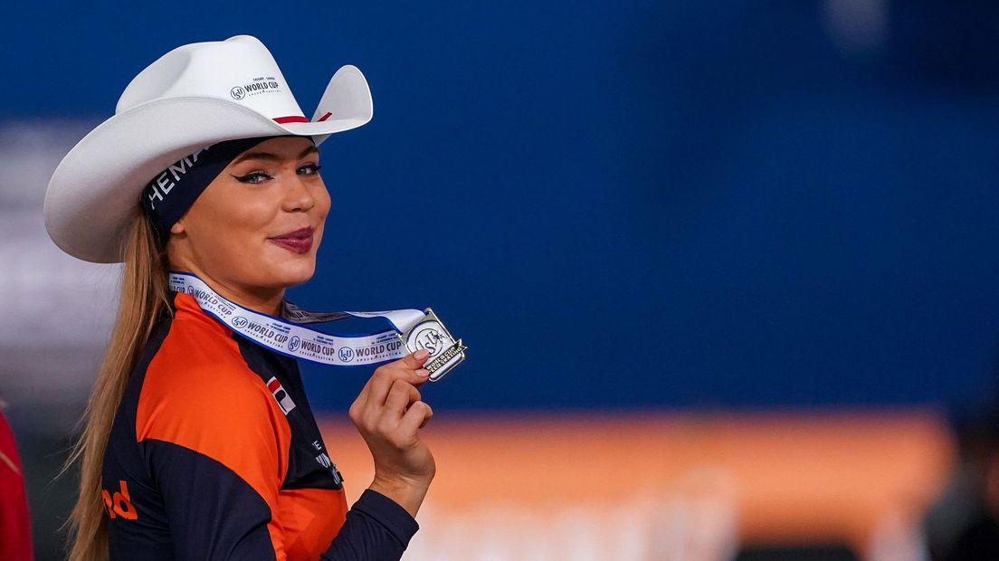Jutta Leerdam toont haar gouden medaille op de 1000 meter in Calgary