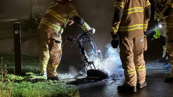 Aanrijding autos • scooter in vlammen op. Aanrijding autos • scooter in vlammen op.