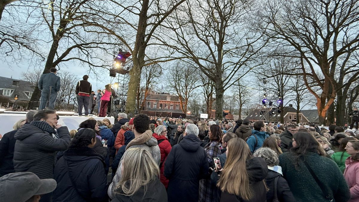 Bijna 5.000 mensen staan tot ver buiten Dwingeloo in de startblokken voor The Passion, parkeerterrei
