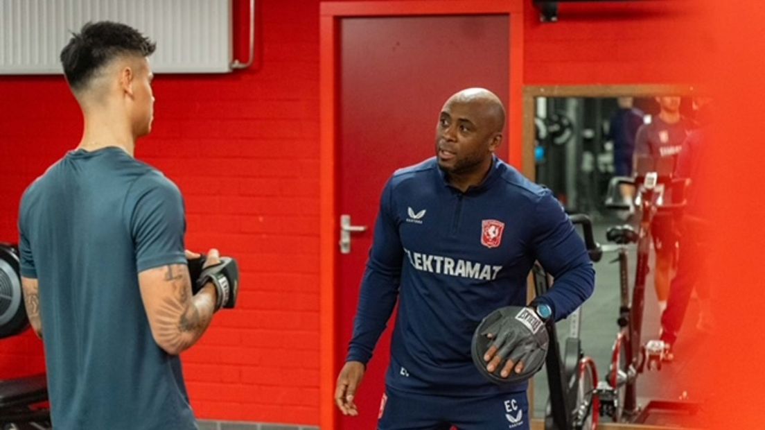 Ellery Cairo in gesprek met FC Twente-verdediger Mees Hilgers