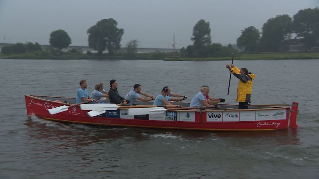 Het is al voor het derde jaar op rij dat in Culemborg een sloepenrace werd gevaren op de Lek. Leerlingen en leraren van de twee middelbare scholen in Culemborg streden vrijdagavond tegen elkaar om de winst.