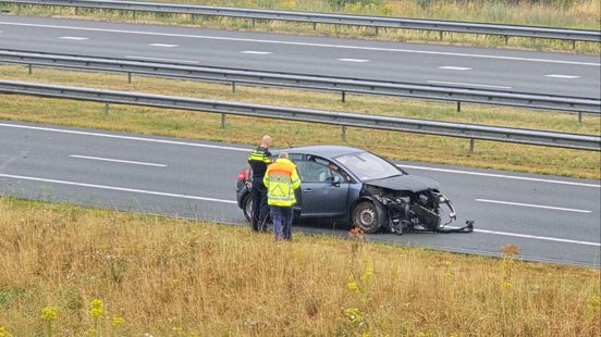 File door botsing tussen auto en vrachtwagen, rijstrook dicht