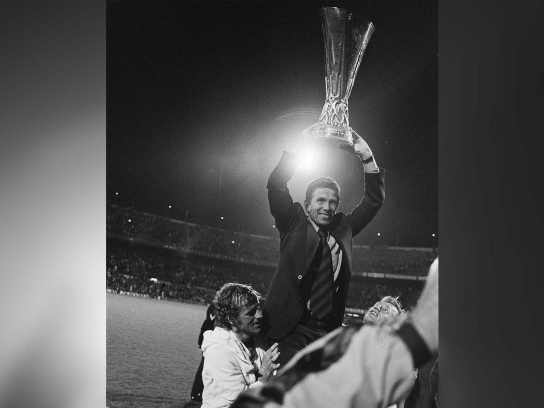 Feyenoord-trainer Wiel Coerver met de UEFA Cup