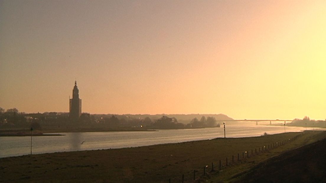 De skyline van Rhenen, rechts de Rijnbrug.