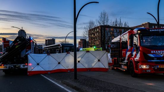 Vrouw bekneld in auto bij ongeval in Enschede. Vrouw bekneld in auto bij ongeval in Enschede.