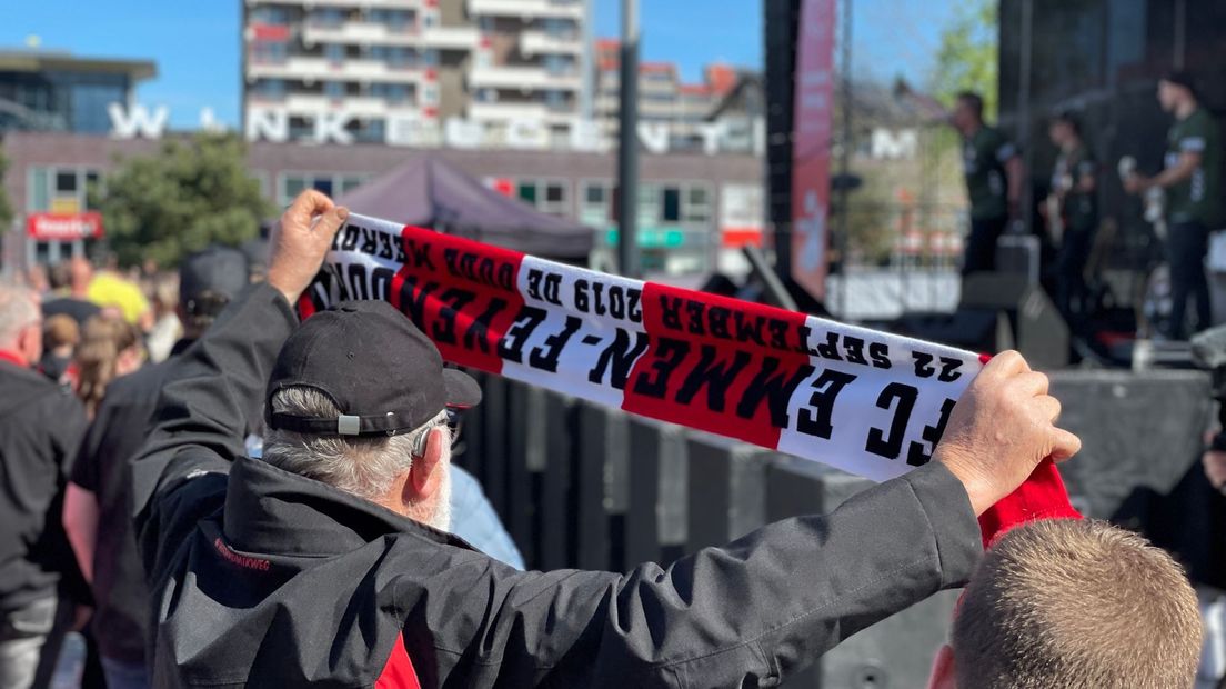 Emmenaren op de been voor de huldiging