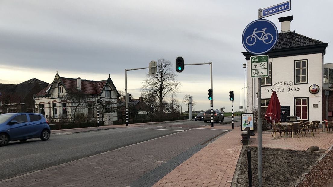 De N361 en de Spoorlaan in Adorp, met op de achtergrond eetcafé 't Witte Hoes