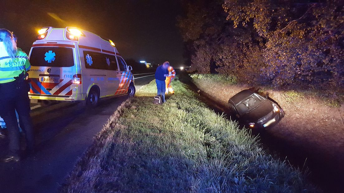 De auto kwam in de sloot terecht (Rechten: Persbureau Meter)