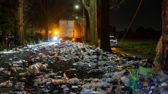 Rijdende auto in brand • auto in sloot