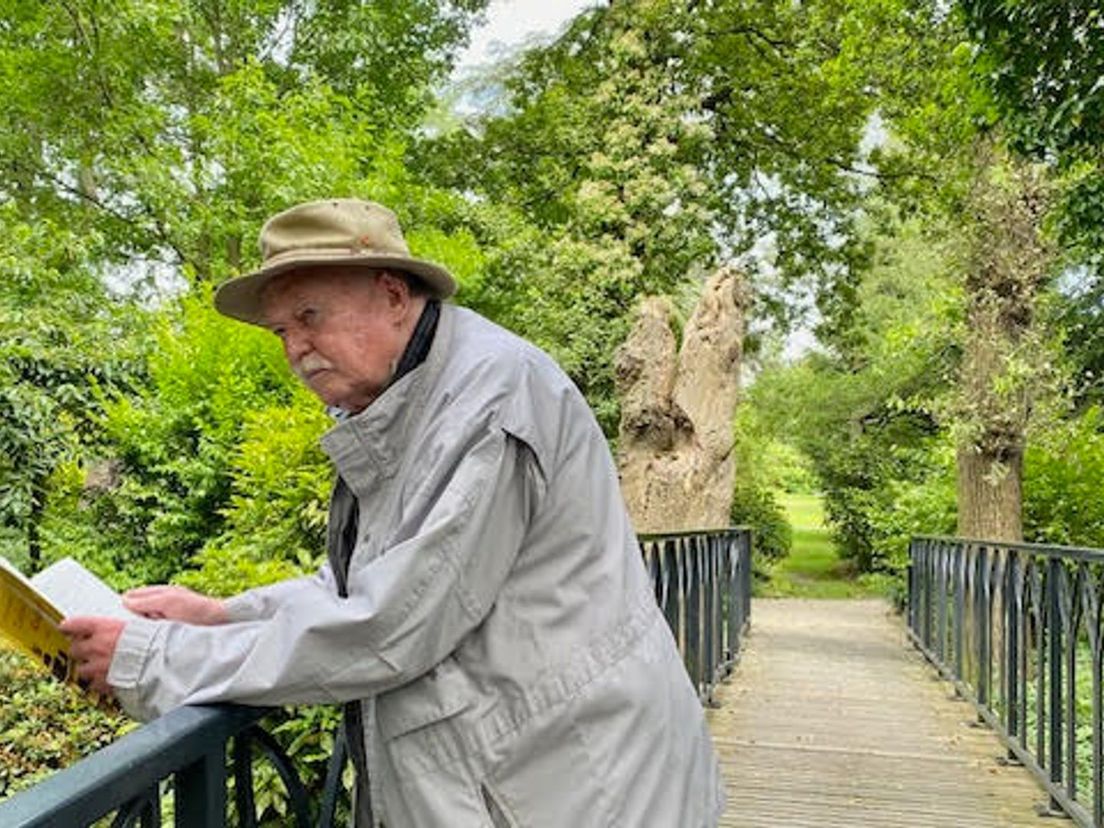 Dichter Manuel Kneepkens draagt een gedicht voor in Trompenburg Tuinen in Rotterdam-Kralingen