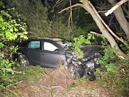 Auto raakt van de weg op A32