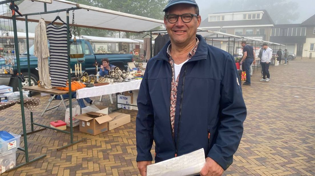 Bennie Bijen heeft de kraampjes van 'zijn' traditionele rommelmarkt in Deurningen weer strak in het gelid staan