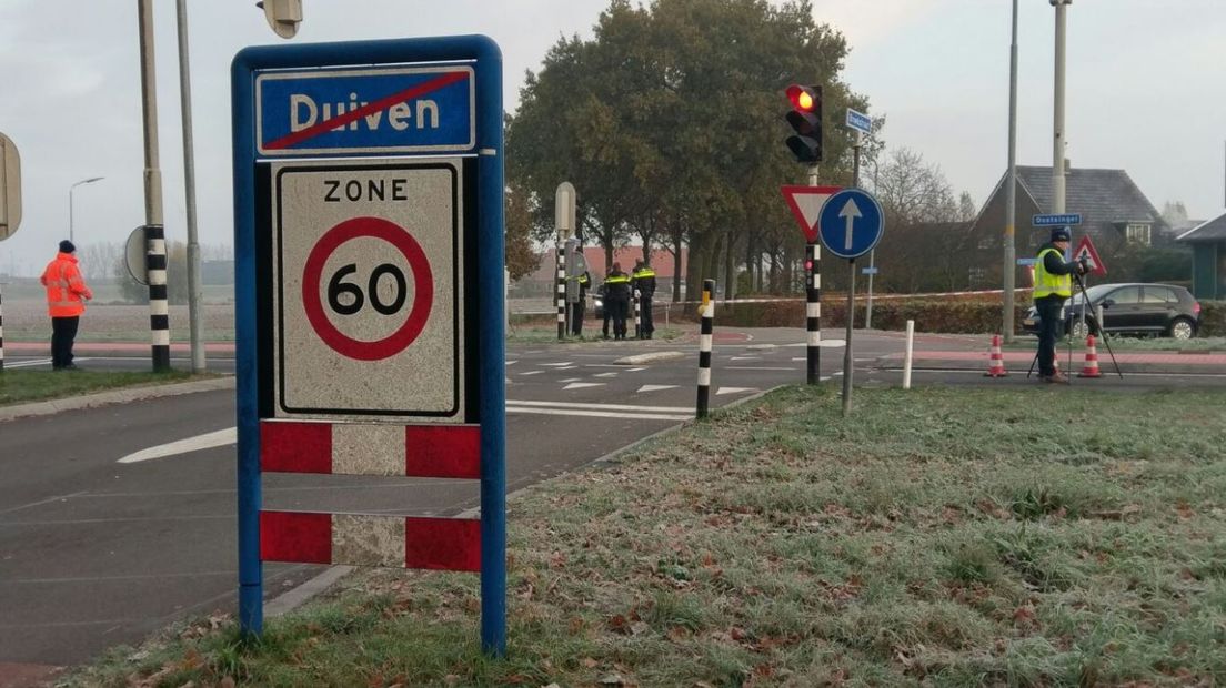 Op de Oostsingel in Duiven is zaterdagochtend een fietser aangereden door een auto. De man van 20 uit Giesbeek werd tientallen meters meegesleurd en raakte zwaargewond. De automobilist reed door. Later zijn vier personen aangehouden.