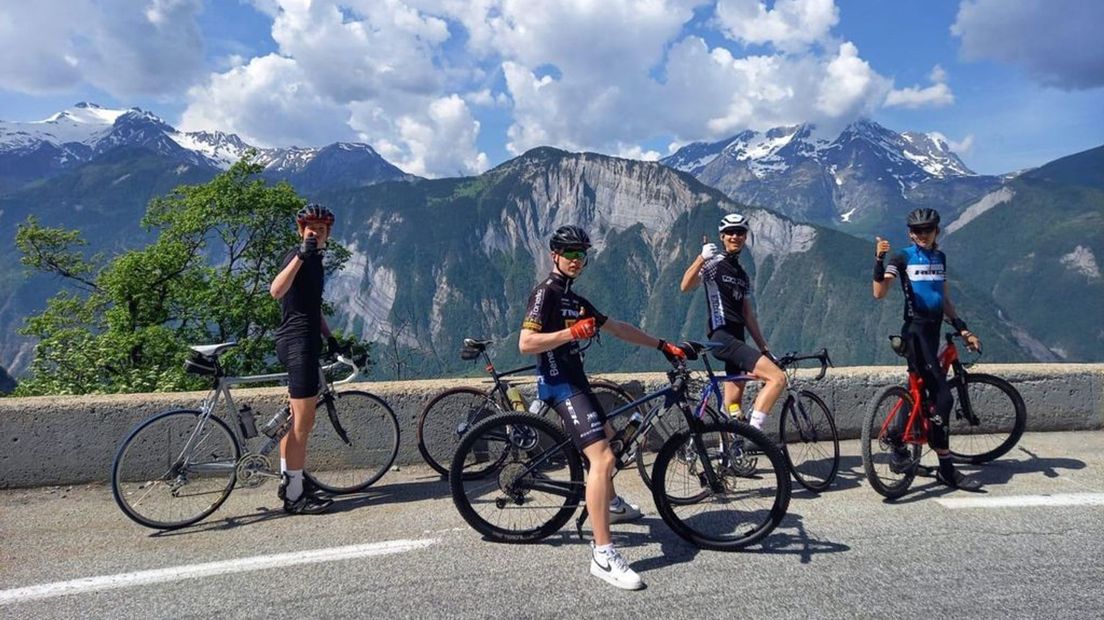 Matthijs Bartels (vooraan op de foto) fietste met mede-leerlingen van het Dorenweerd college voor het goede doel de Alpe d'Huez op.