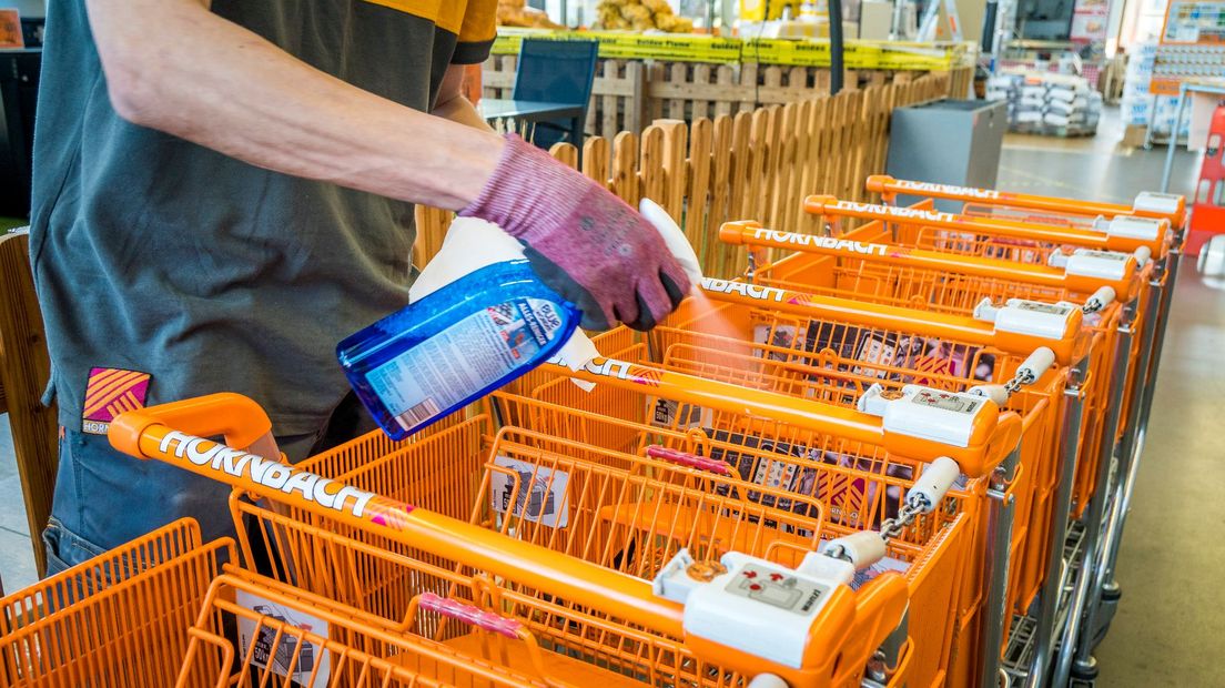 Winkelkarretjes in de Hornbach worden gedesinfecteerd