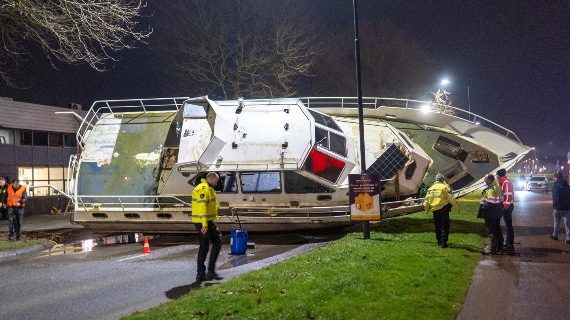 Een jacht viel van de trailer af
