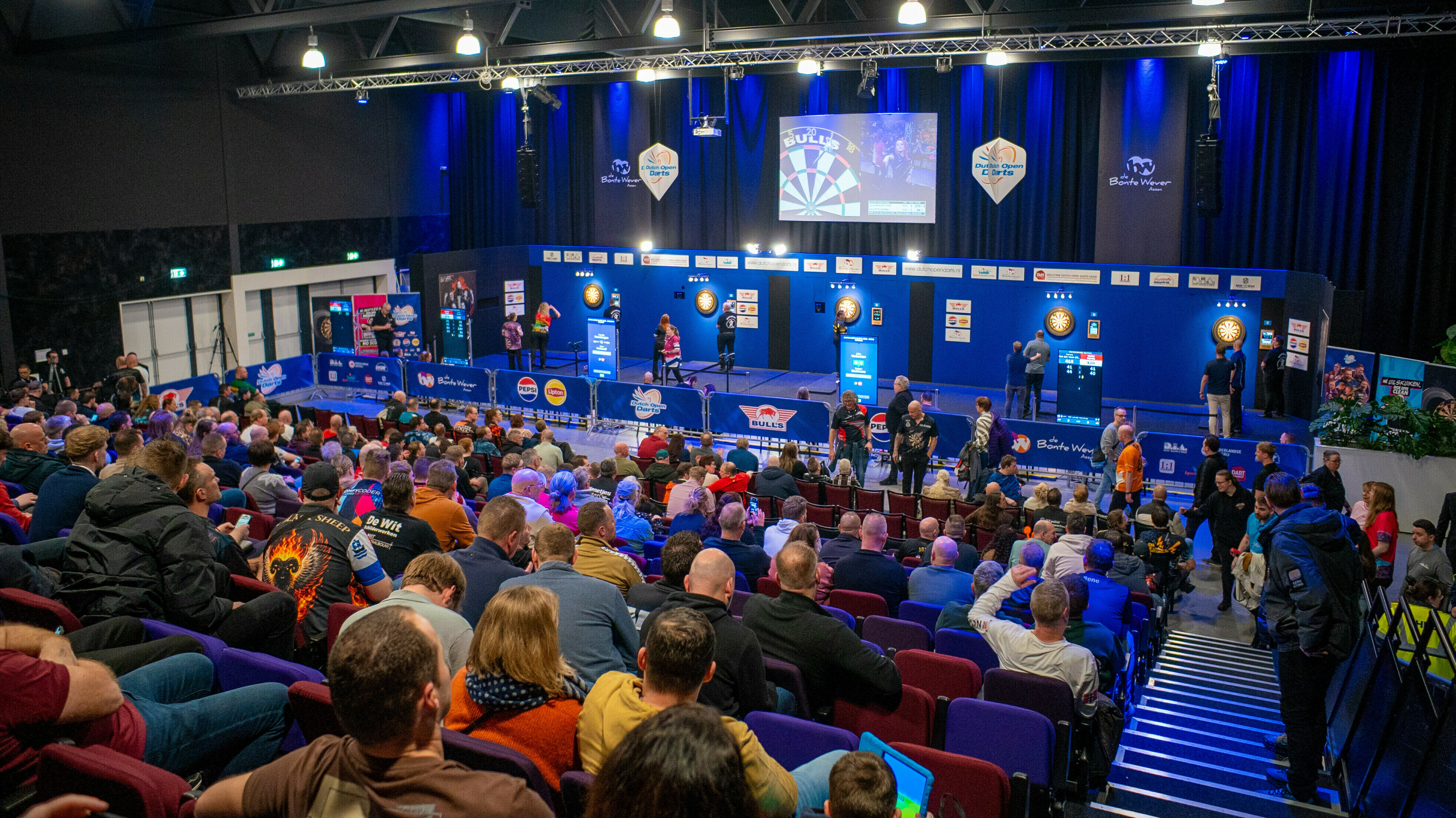 In beeld: proef de sfeer op de Dutch Open Darts