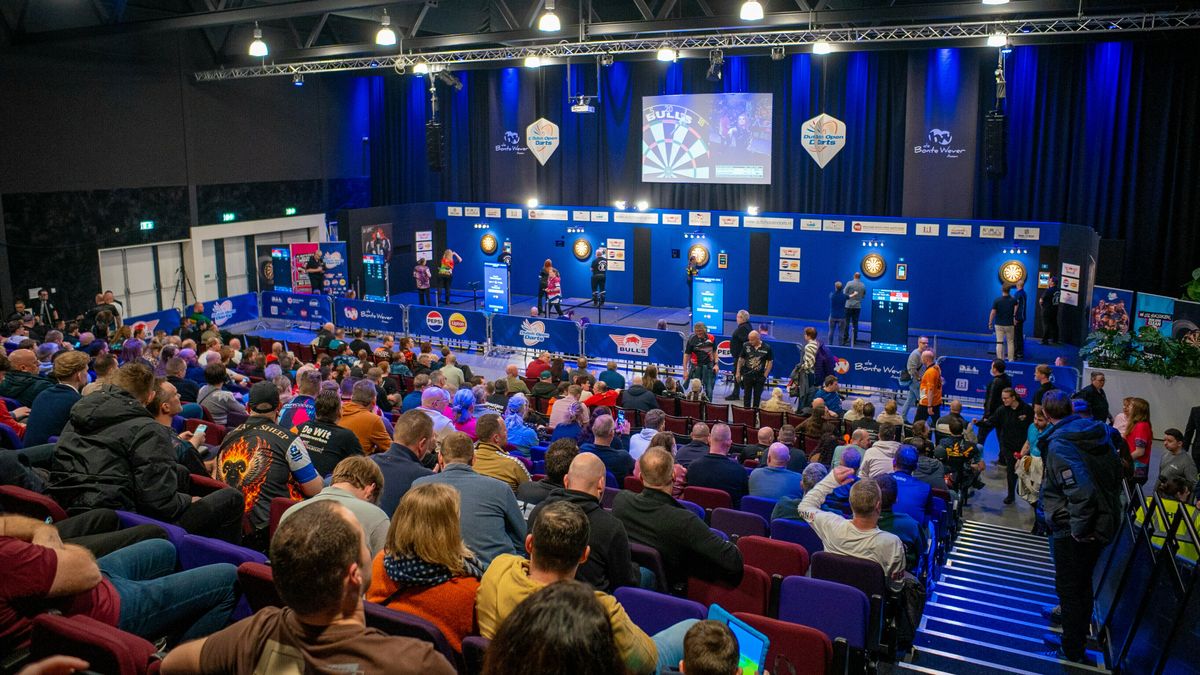 In beeld: proef de sfeer op de Dutch Open Darts