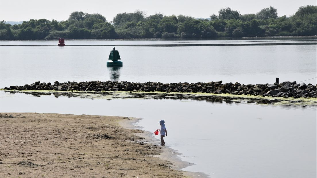 Dit kindje had gisteren het strand van Geersdijk voor zich alleen