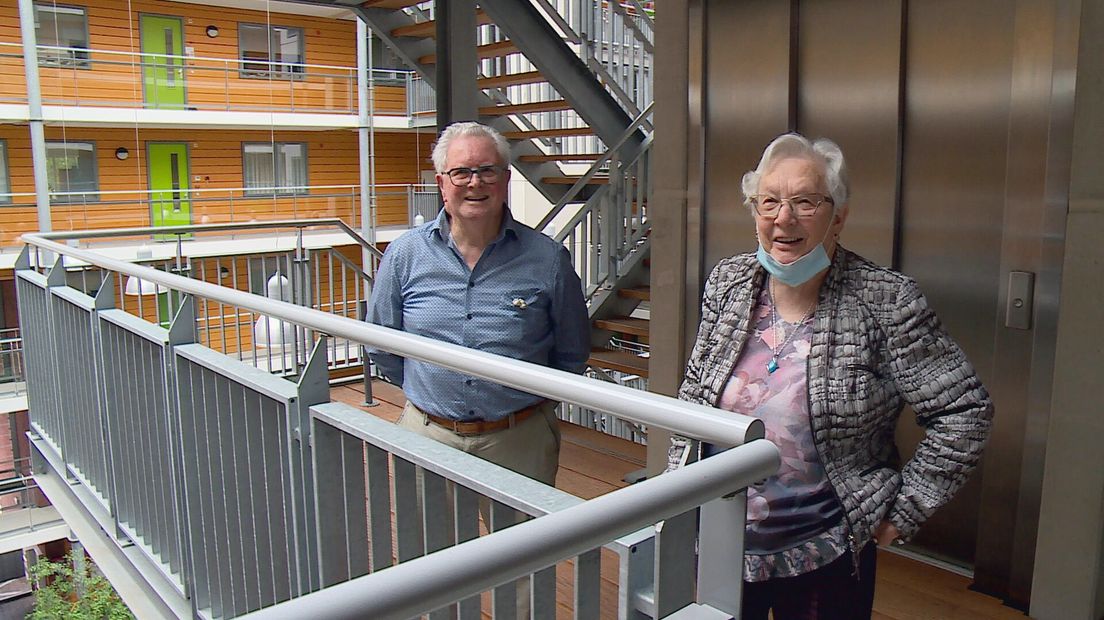 Jan en Lenie de Bokx hebben ook in het atrium 'illegaal' een vlag opgehangen voor Máxima