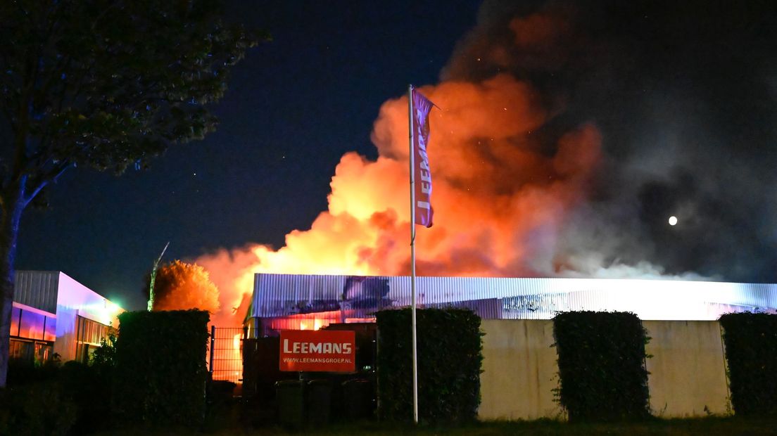 Uitslaande brand bij Bedrijvenpark Twente in Almelo
