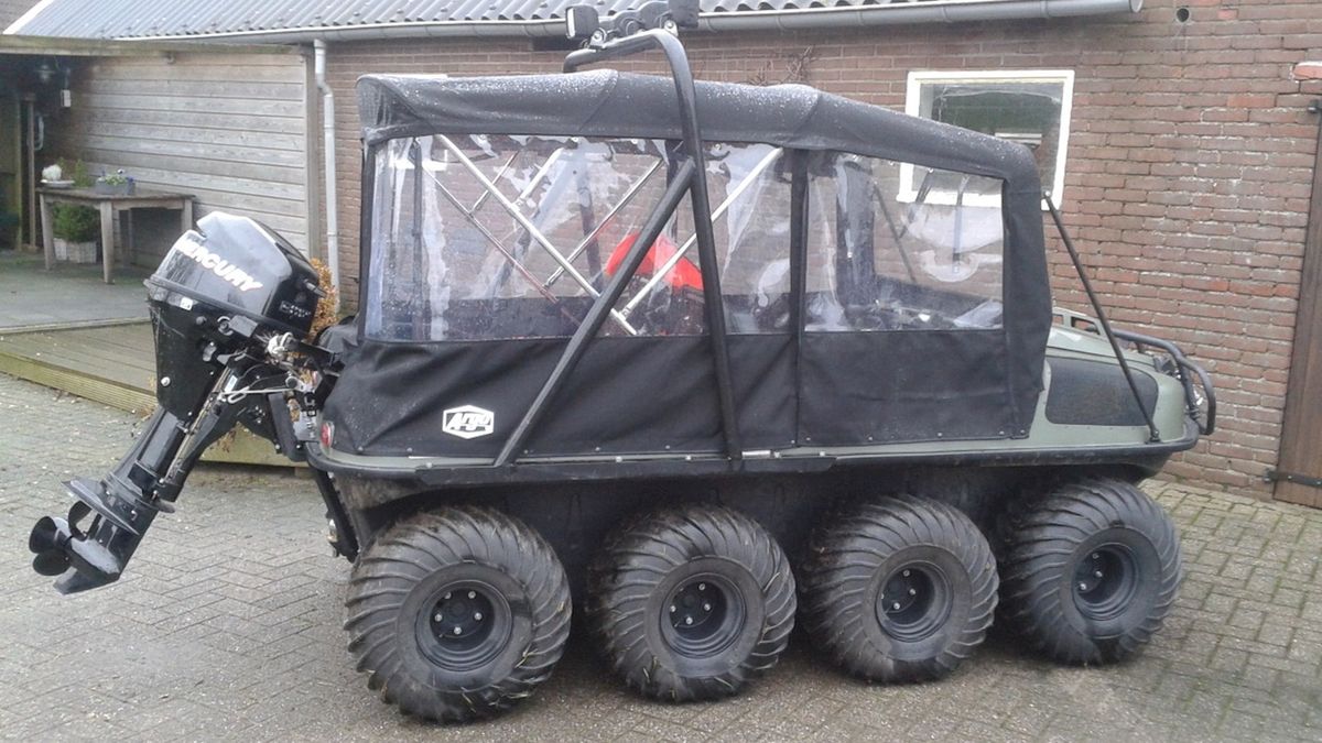 Amfibievoertuig in strijd tegen hoogwater