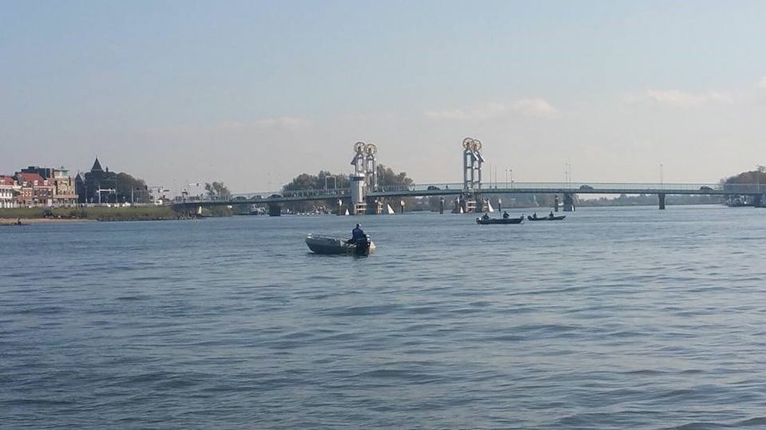 Vissers op de IJssel bij Stadsbrug Kampen hinderen beroepsvaart