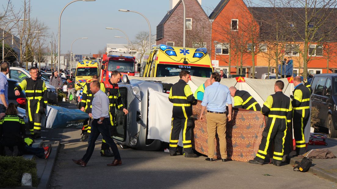 Hulpverleners aan het werk aan de Van Veendijk