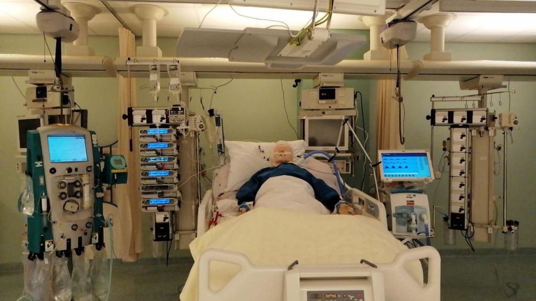 Een oefenpop in een ic-bed