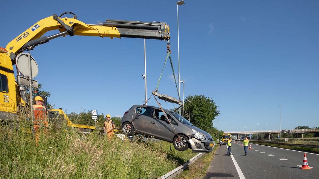 De bungelende auto werd weggetakeld