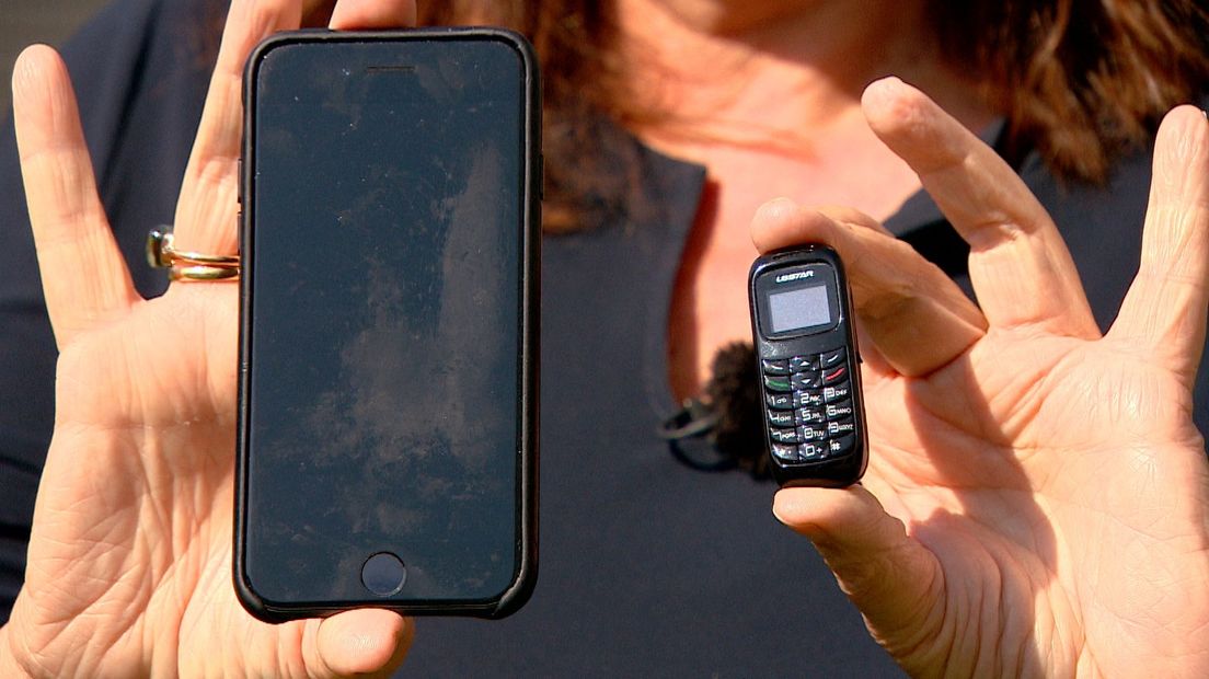 Minitelefoontjes worden door bezoekers de gevangenis in gesmokkeld