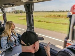 Spotters in politiebus betrappen bestuurders met telefoon op Drentse wegen