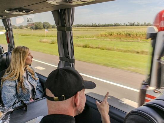 Spotters in politiebus betrappen bestuurders met telefoon op Drentse wegen