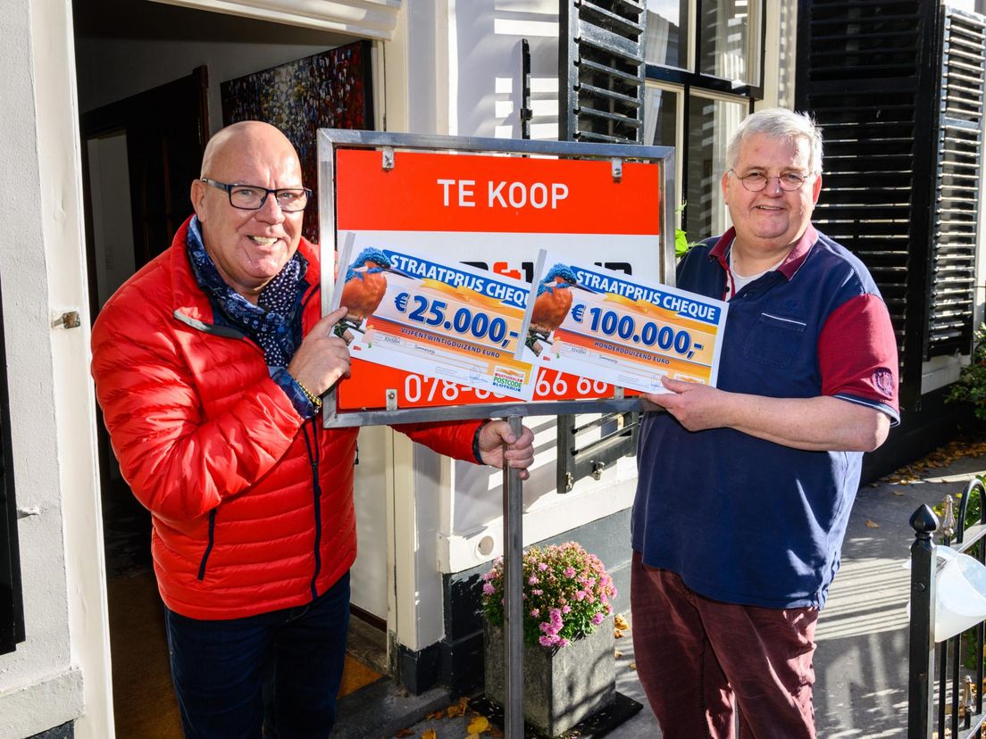Harry (66, rechts) hoeft huis Sommelsdijk niet te verkopen dankzij postcodelot