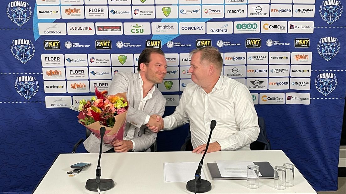 Curator Sander Vos en algemeen manager Jakob Klompien schudden elkaar de hand