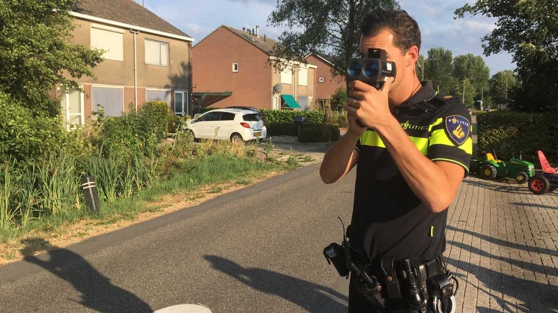 De politie heeft woensdagavond in Noordeinde een verkeerscontrole gehouden vanwege de wielrenners die te hard door het dorp rijden. De actie werd gehouden op aandringen van de Belangengemeenschap Noordeinde.