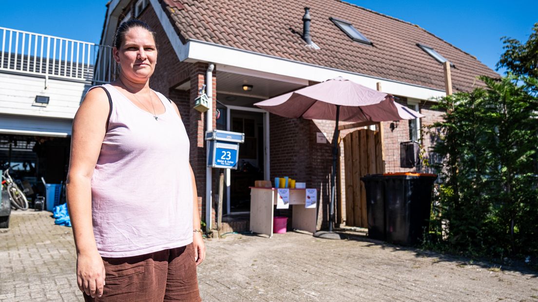 Esther Streefland bij haar woning op het bedrijventerrein in Ter Aar