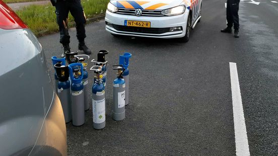 Jaarlijks tientallen doden en gewonden bij ongelukken met lachgas. Jaarlijks tientallen doden en gewonden bij ongelukken met lachgas.